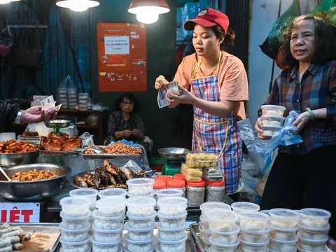 Hà Nội: Người dân tấp nập mua bánh trôi, chay cúng Tết Hàn thực