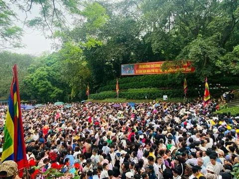 Hàng nghìn người đổ về Đền Hùng làm lễ giỗ Tổ
