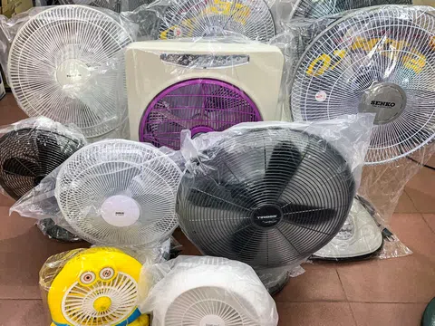Hà Nội: Nhiều người mua quạt tích điện sớm vì lo lắng thiếu điện