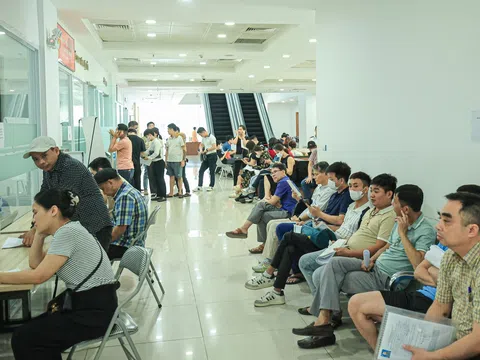 Hà Nội: Người dân chờ cả tuần mới đến lượt đổi giấy phép lái xe
