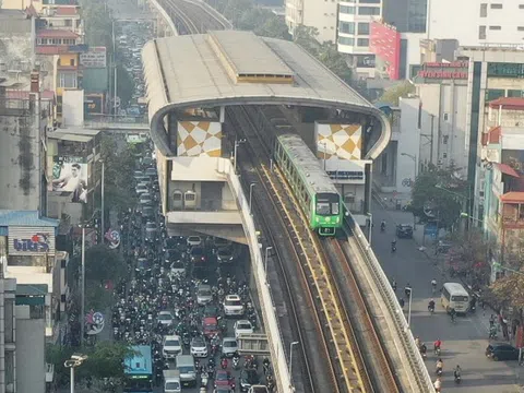 Hà Nội: Nhiều người “bỏ” phương tiện cá nhân để đi tàu điện Cát Linh - Hà Đông