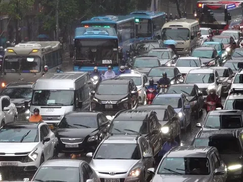 Hà Nội: Giao thông tắc nghẽn dưới cơn mưa tầm tã đầu giờ sáng