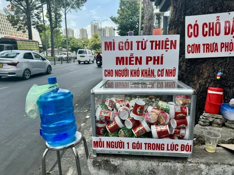 “Thùng mỳ Thạch Sanh” - cứ vơi lại đầy san sẻ khó khăn với người nghèo