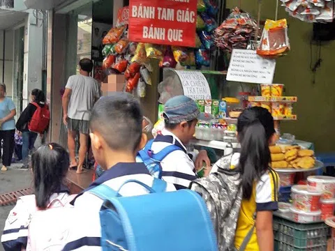 Hà Nội: Kiểm soát, nâng cao ý thức về an toàn thực phẩm trước cổng trường