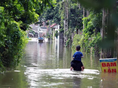 Hà Nội: Cuộc sống của người dân đảo lộn khi cả tuần "sống chung với lũ"