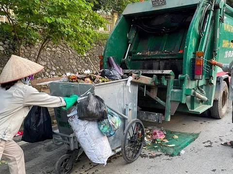 Người dân bối rối khi "loạn" mức thu phí vận chuyển rác thải rắn