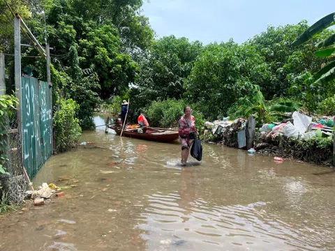 Người dân phải đi học, đi làm bằng thuyền do nước sông Hồng dâng cao