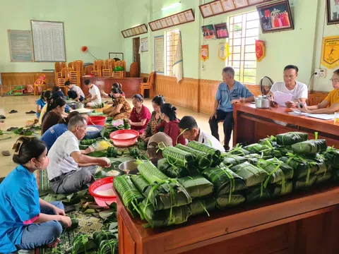 Người dân các tỉnh gói bánh, làm ruốc...gửi bà con vùng lũ phía Bắc