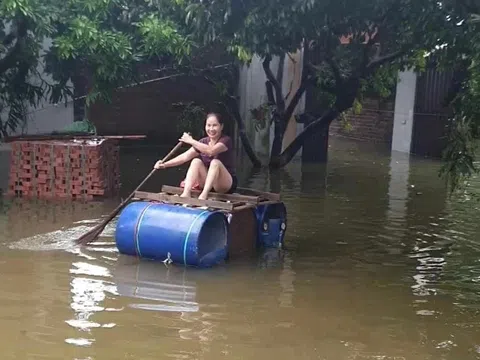 Hà Nội: Những "sáng kiến" di chuyển có một không hai trong mùa mưa lũ