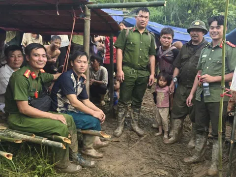 Cuộc trở về vỡ òa cảm xúc của những người dân tưởng đã "mất tích" theo dòng nước lũ