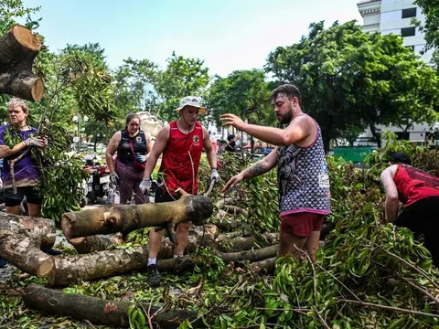 Chuyện những người nước ngoài tham gia dọn dẹp, cứu trợ bão lũ ở Việt Nam