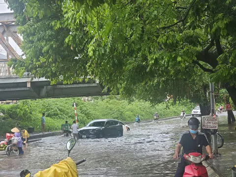 Hà Nội: Mưa lớn vào rạng sáng, người dân chật vật lội nước đi làm