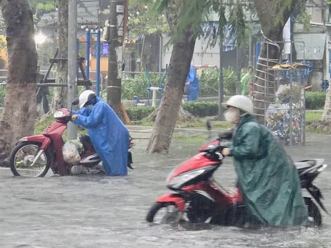 Đà Nẵng: Người dân vùng "rốn lũ" gấp rút chuyển đồ lên cao để phòng, tránh ngập lụt