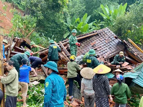 Mưa lũ trên diện rộng, các tỉnh miền Trung di dời khẩn cấp hàng nghìn người dân