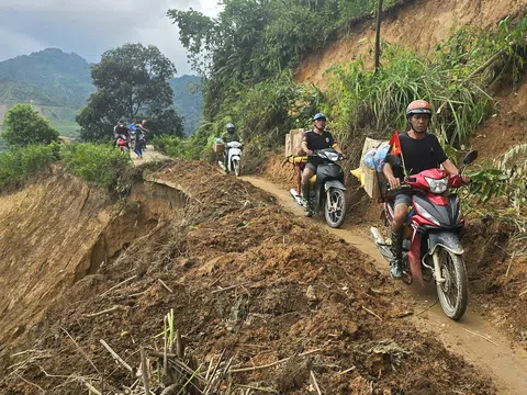 Chuyện giờ mới kể của những người “vượt núi băng đèo” tiếp tế cho bà con bị cô lập