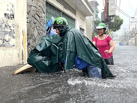 TP. HCM: Cuộc sống của người dân đảo lộn vì triều cường đạt đỉnh