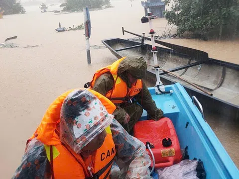 Người dân miền Trung chật vật chống chọi ngập lụt sau bão Trà Mi