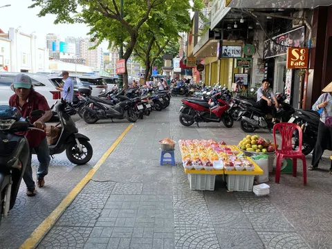 TP. HCM: Được thuê vỉa hè, người dân buôn bán thuận lợi, thu nhập khấm khá hơn