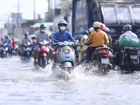 Người dân TP. HCM phải dùng bao cát, mua máy bơm để chống triều cường