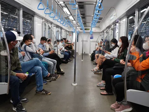 Ngày đầu metro số 1 thu phí: Khách vẫn đông dù hệ thống lỗi phải dùng vé giấy