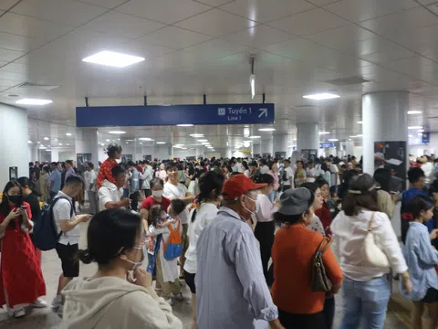 Du xuân mùng 2 Tết: Người dân chọn metro và tuân thủ nghiêm luật giao thông