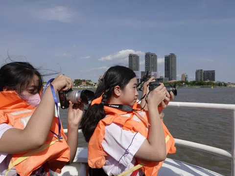 Hàng trăm học sinh thích thú đi thuyền chụp ảnh sông Sài Gòn