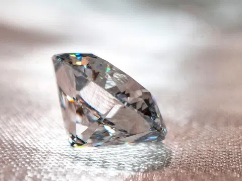 Công nghệ mới có thể sản xuất kim cương nhân tạo từ hoa mẫu đơn đỏ
