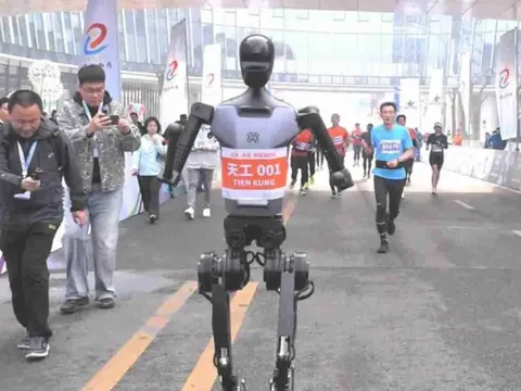 Cuộc thi chạy bán marathon đầu tiên trên thế giới giữa con người và robot chuẩn bị diễn ra