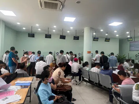 TP. Hồ Chí Minh: Người dân đổ xô đi làm thủ tục đất đai trước "giờ G"