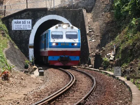 Cầu, hầm đường sắt qua đèo Hải Vân "rệu rã": Nguy cơ tai nạn chực chờ