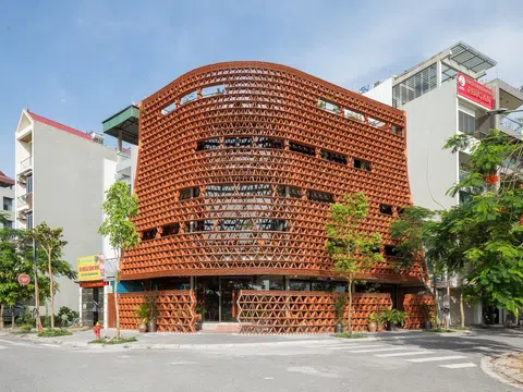 Ngôi nhà Việt gây ấn tượng với tường được làm từ 20.000 viên ngói