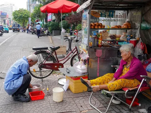 Nỗi đau đáu của người mẹ già hơn 80 tuổi bên xe “bánh mì 0 nhà”