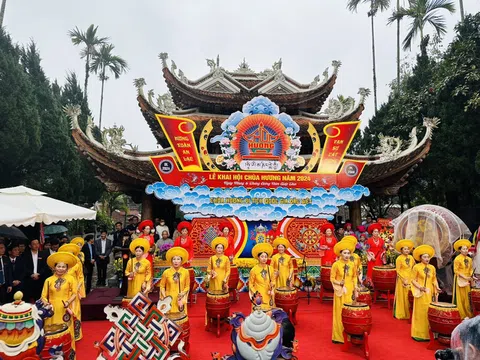 Hàng chục nghìn người dự lễ khai hội chùa Hương