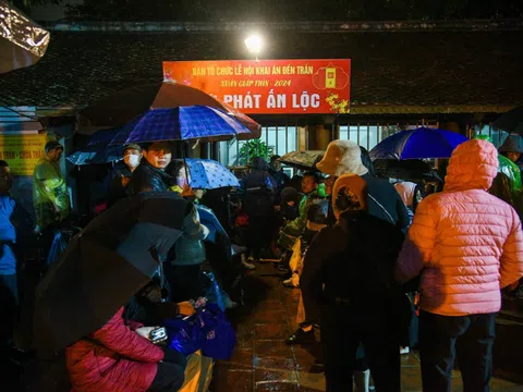 Hàng nghìn người đội mưa tham dự lễ khai ấn đền Trần