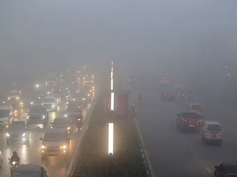 Bị sương mù bao phủ, chất lượng không khí ở Hà Nội thế nào?