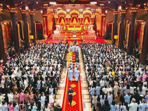 Khai hội Yên Tử: Khoảng 20.000 du khách đã đến chiêm bái